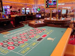 Aplikasi kitab 4d menampilkan meja dealer langsung, slot, dan antarmuka sportsbook